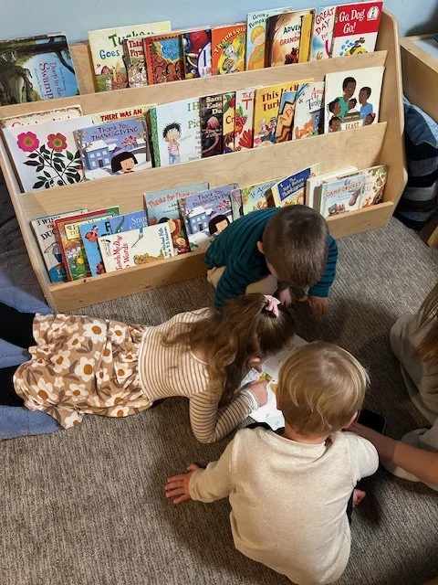 Kids reading in a group at Beaumont Children's Center bilingual Chinese preschool in Portland, Oregon