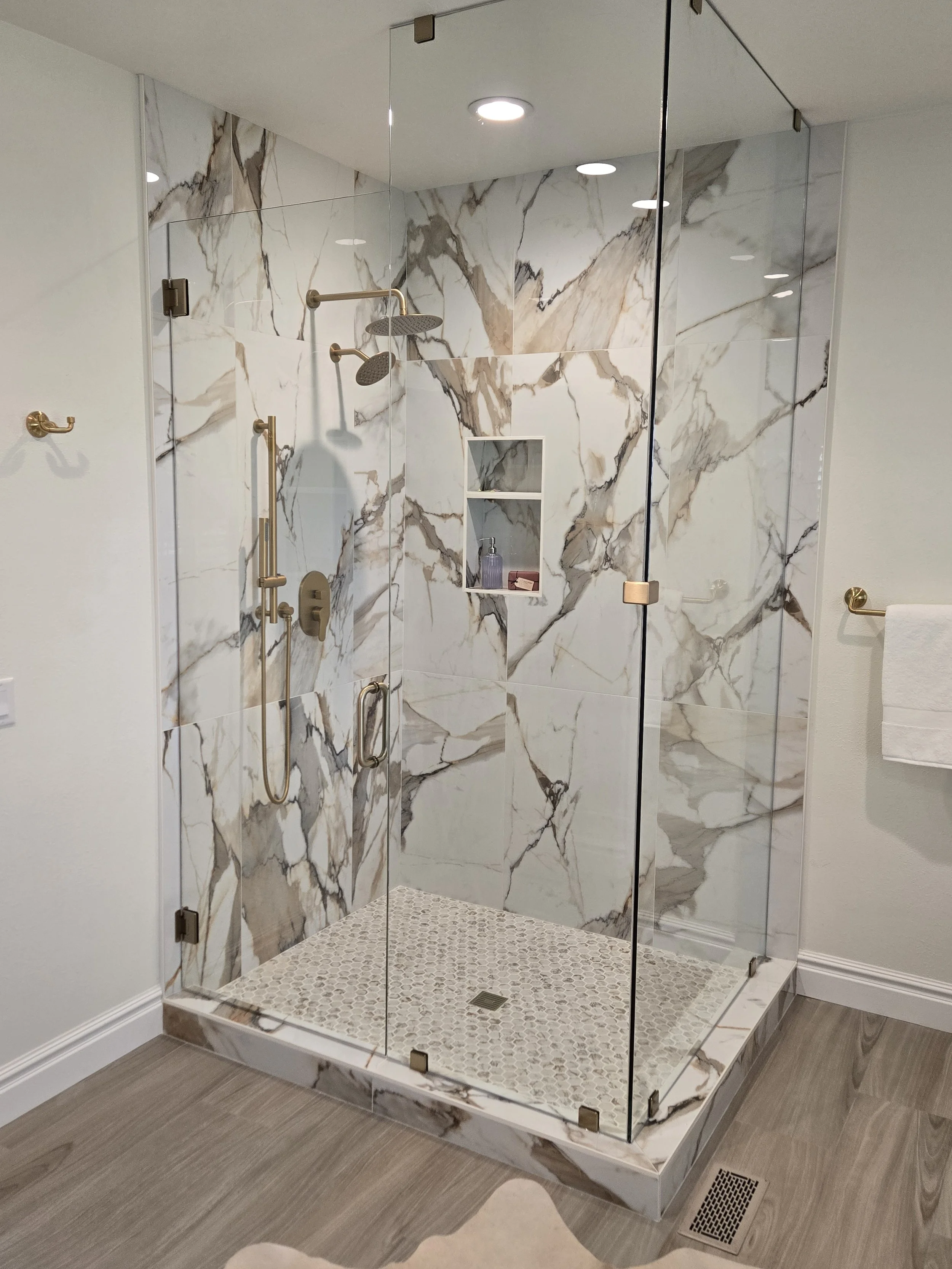 Full height shower with brushed bronze clamps, clips