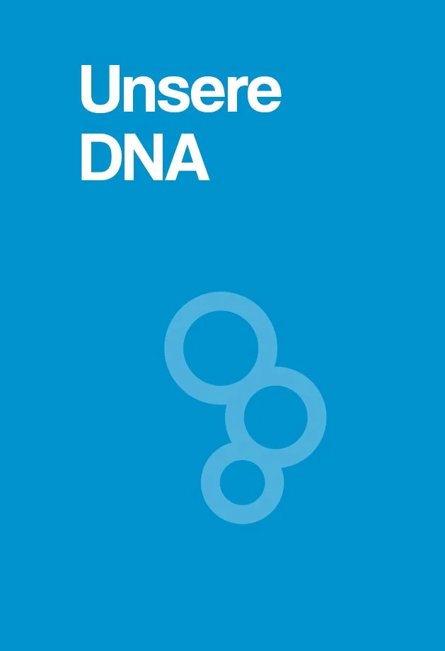 Buchcover mit blauem Hintergrund und weißen Text, der "Unsere DNA" lautet, mit einer grafischen Darstellung von drei verbundenen Kreisen.