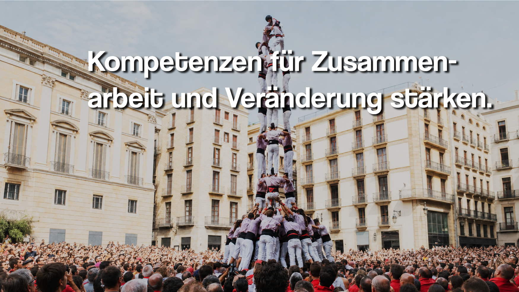 Menschen beim Balancieren auf einer menschlichen Pyramide während eines Festivals, umgeben von einem großen Publikum in einer Stadt. Der Text über dem Bild lautet: "Kompetenzen für Zusammenarbeit und Veränderung stärken."