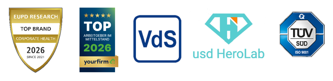 Verschiedene Logos von Zertifizierungen, Auszeichnungen und Unternehmen, darunter TÜV SÜD, VdS, us HeroLab, eine Top-Arbeitgeber-Auszeichnung 2026, und eine EU-PREIS für Top-Marken