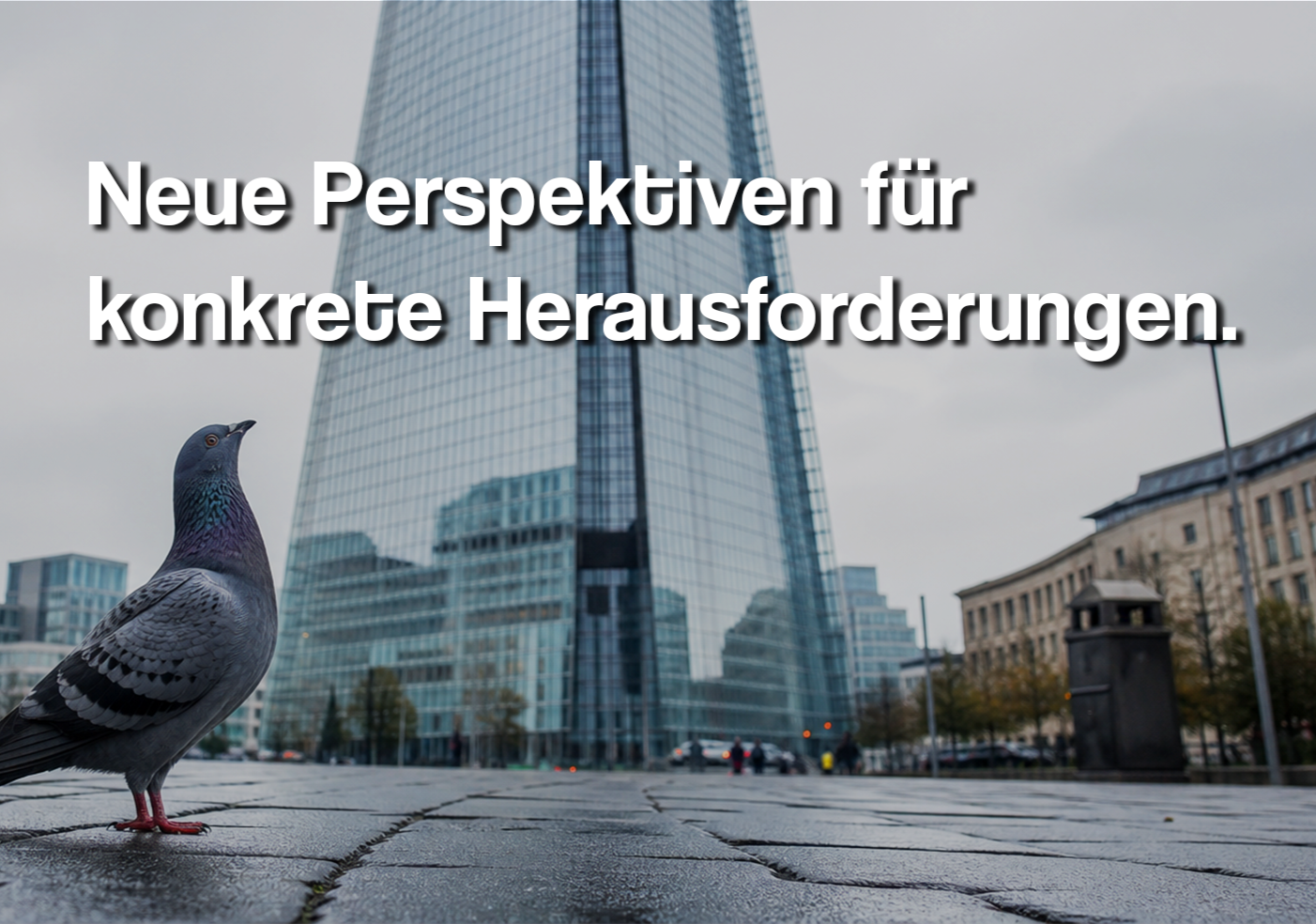 Eine Taube steht auf Pflastersteinen vor einem modernen Glashochhaus in einer Stadt, mit weiteren Gebäuden im Hintergrund. Über dem Bild liegt ein Text in Deutsch: "Neue Perspektiven für konkrete Herausforderungen."