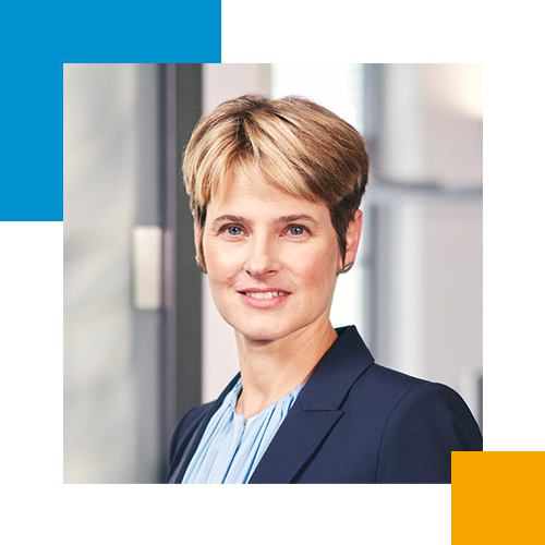 Porträt einer professionellen Frau in Geschäftskleidung in einem modernen Büro.