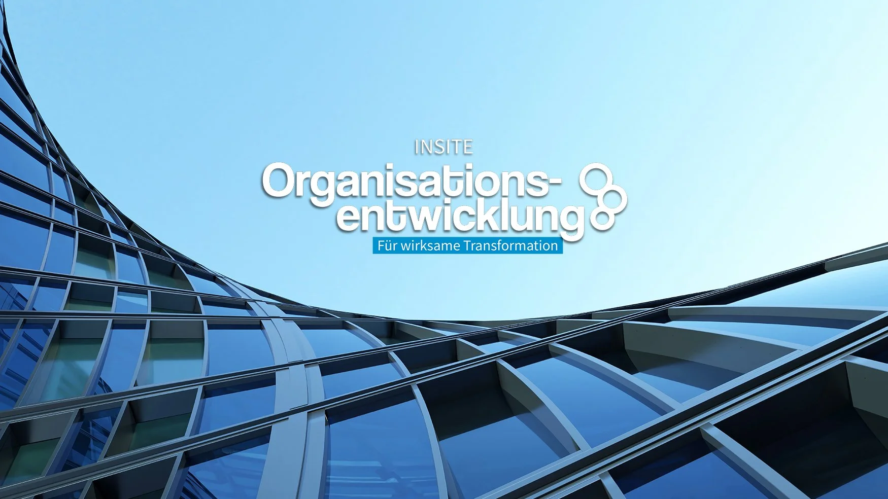 Moderner Wolkenkratzer mit Glasfassade gegen blauen Himmel, Text über Organisationsentwicklung für effektive Transformation.