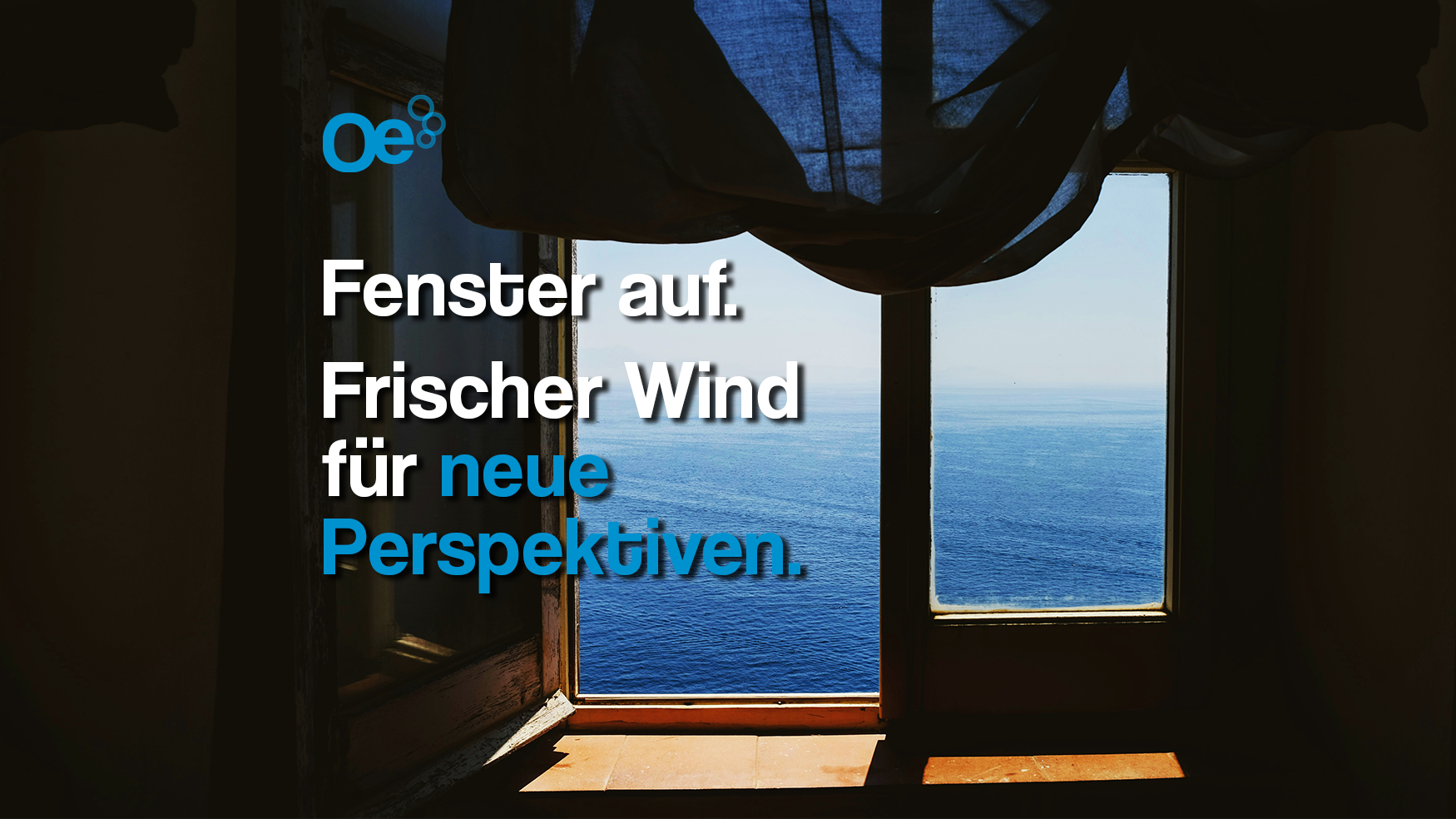 Blick aus einem offenen Fenster auf das Meer, Innenraum mit dunkler Tür und Vorhängen, Text in Deutsch über den Himmel und das Wasser