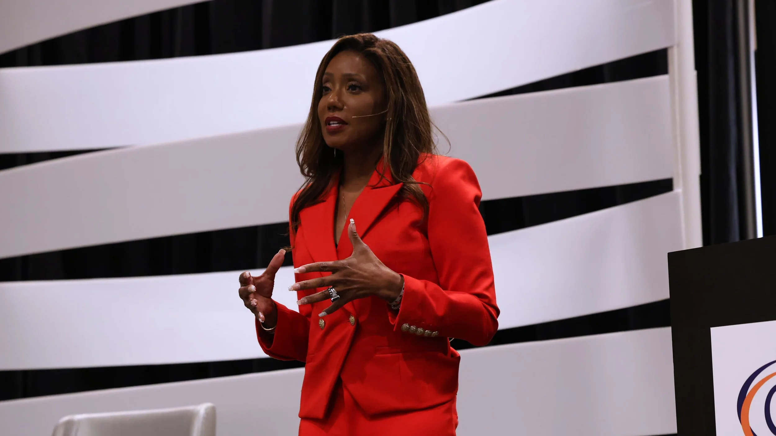 A man told me his teammate gave him one instruction about this conference: if she's the opening keynote, you go that day.

He wasn't the only one.

This week I opened the PHRA Annual Conference in Pittsburgh with my keynote, Dare to Decide: How Coura