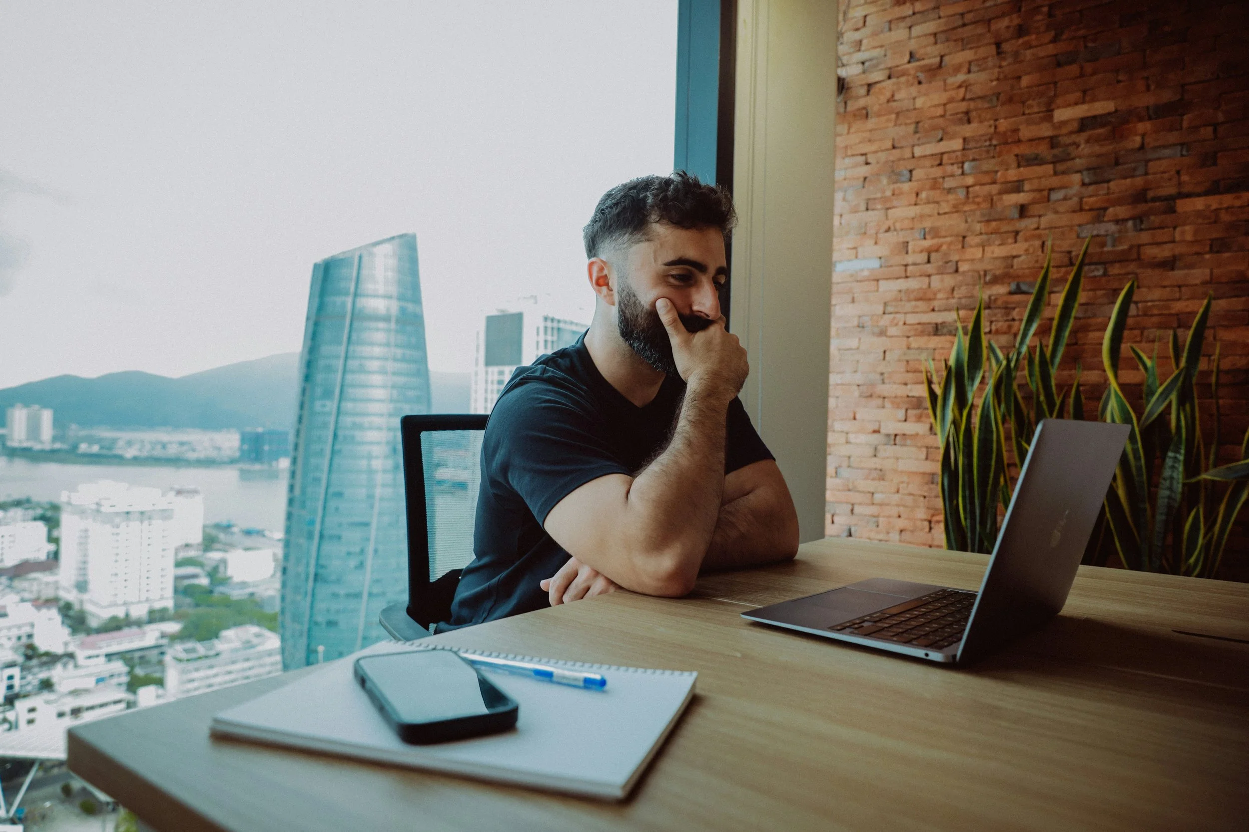 Professional working at a laptop, reflecting focus, pressure and decision-making