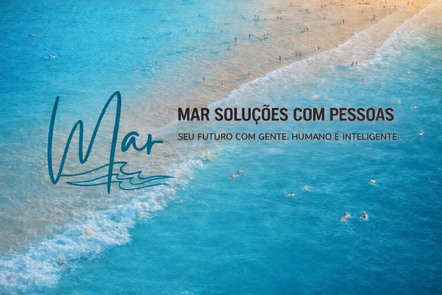 Imagem de uma praia com ondas do mar, pessoas nadando e caminhando na areia, e uma mensagem sobre soluções humanas e inteligentes para o mar.