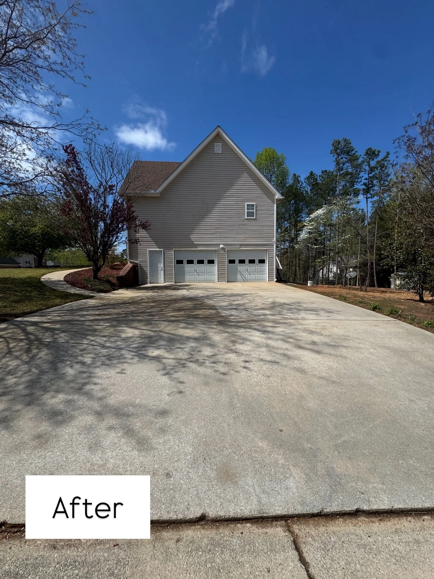 🚨 Homeowners &mdash; look at this transformation

This property had heavy green algae &amp; mold buildup on the siding, plus a driveway covered in dirt and streaks. Not only does that hurt curb appeal&hellip; it can actually break down your surfaces