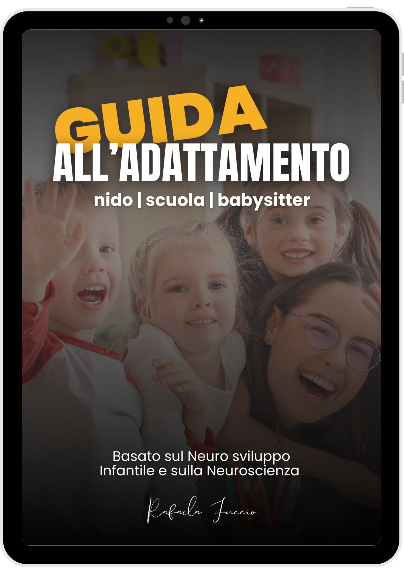 Copertina di una guida intitolata "Guida all'adattamento" su temi di nido, scuola e babysitter, con un'immagine di bambini e un adulto sorridenti in un ambiente educativo. 