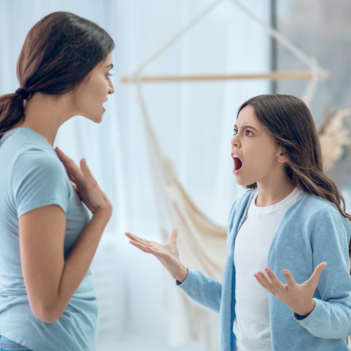 Una madre e una bambina stanno avendo una discussione in casa, con l'espressione di rabbia della bambina e un'espressione di convinzione della madre.