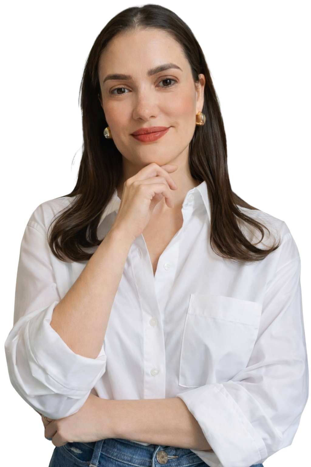 Donna sorridente con camicia bianca e orecchini dorati, con capelli marroni, che poggia il mento sulla mano.