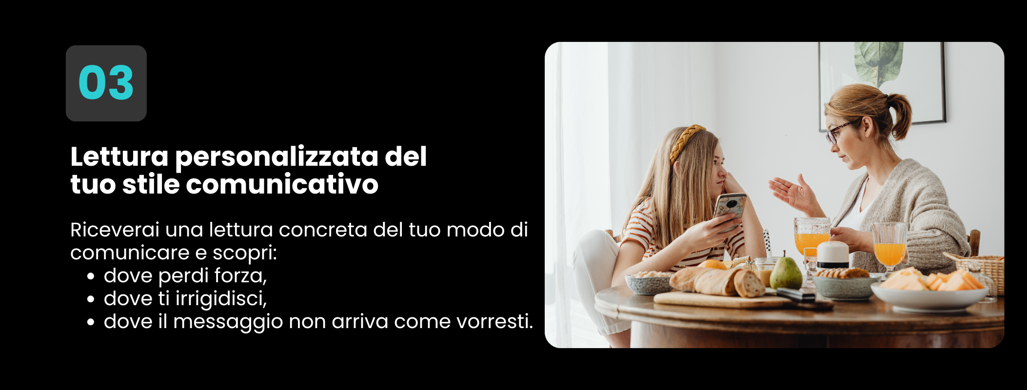 Descrizione di un'immagine che mostra una madre e una figlia adolescenti sedute a tavola per la colazione, con vari alimenti come pane, frutta e bevande al tavolo. La madre sta parlando alla figlia, che sta guardando il telefono.