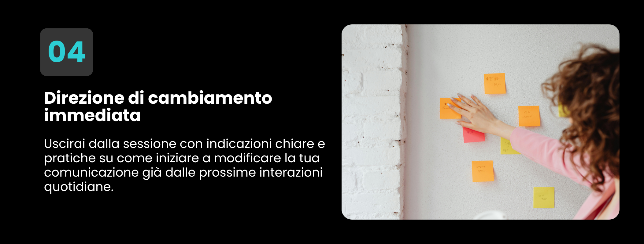 Sezione di presentazione con titolo 'Direzione di cambiamento immediata' e immagine di una donna con riccioli castani che attacca fogli colorati sulla parete per pianificare progetti.
