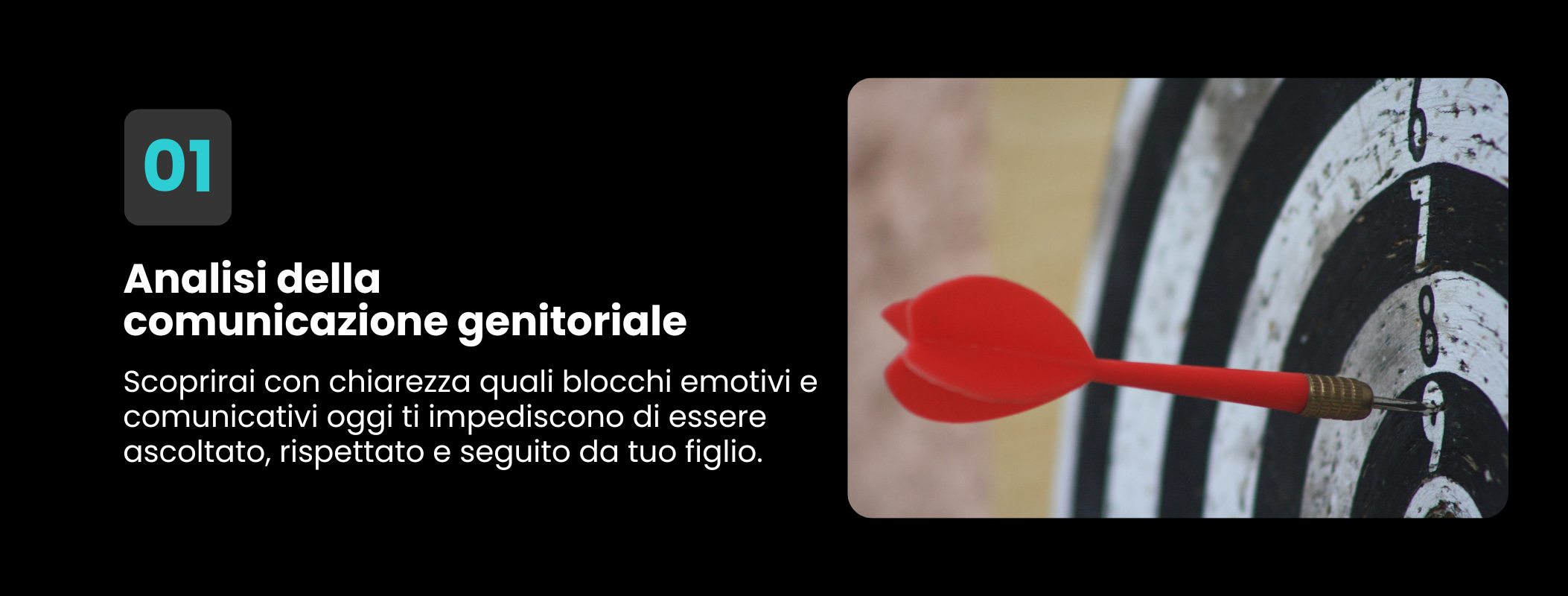 Dardo rosso che colpisce il centro di un bersaglio a bersaglio multiple.