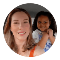 Una donna e una bambina sorridenti, con la donna che tiene la bambina sulle spalle