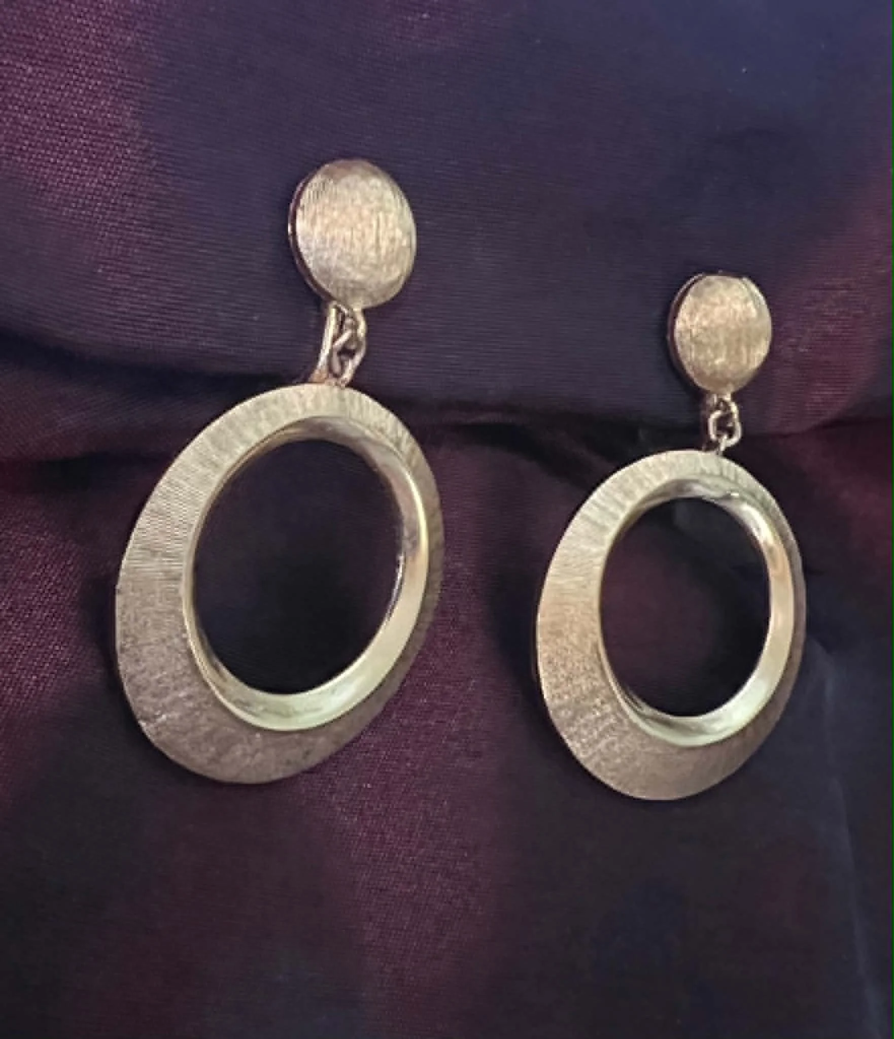 Trifari Vintage Round Textured hoop clip on earrings 3.jfif