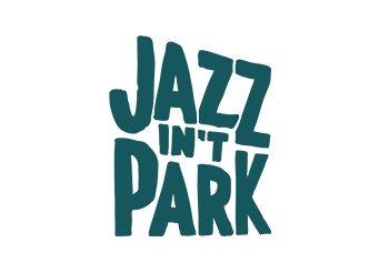 Logo met de tekst 'Jazz in het Park' in blauwe letters.