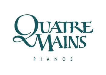 Logo met de tekst 'Quatre Mains Pianos' op een witte achtergrond.