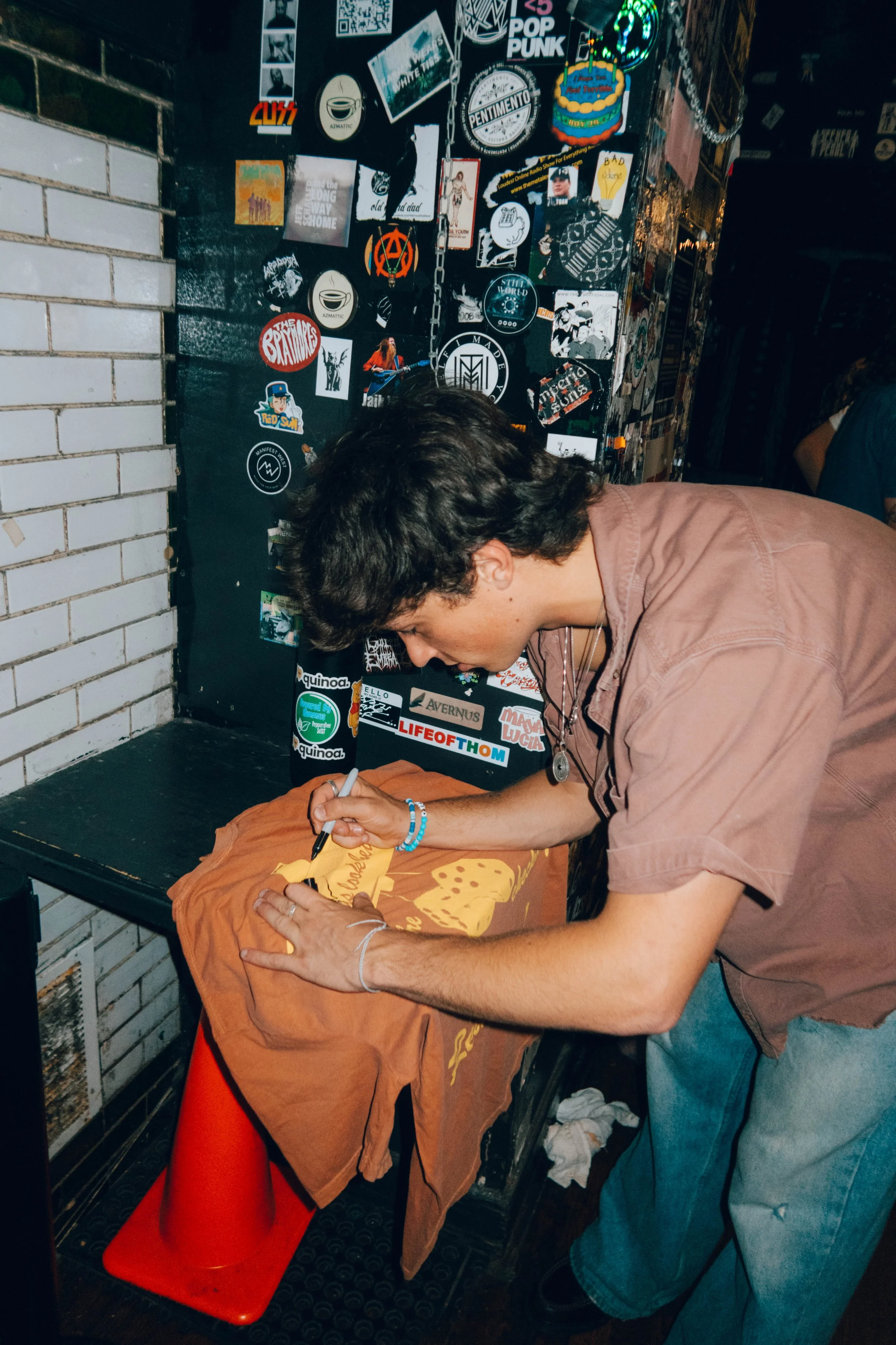 Kevian Kramer signs a t-shirt after his concert in Chicago.