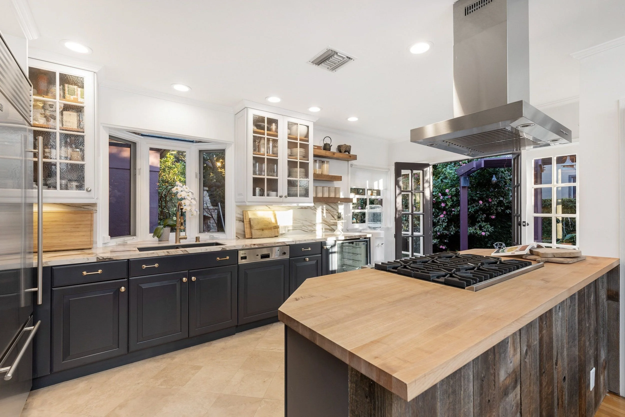 $1,900,000 | 10050 Moorpark St