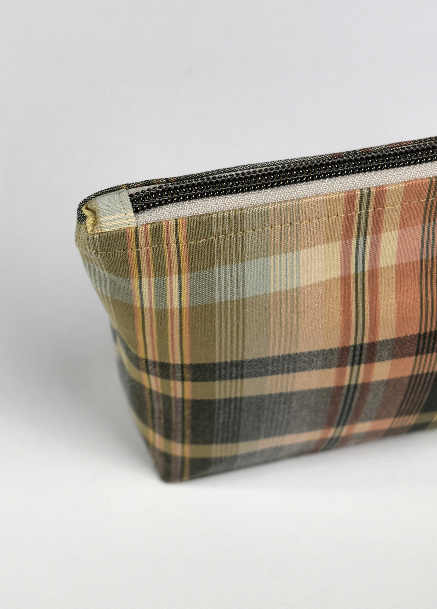 Plaid Cosmetic Bag (17).png