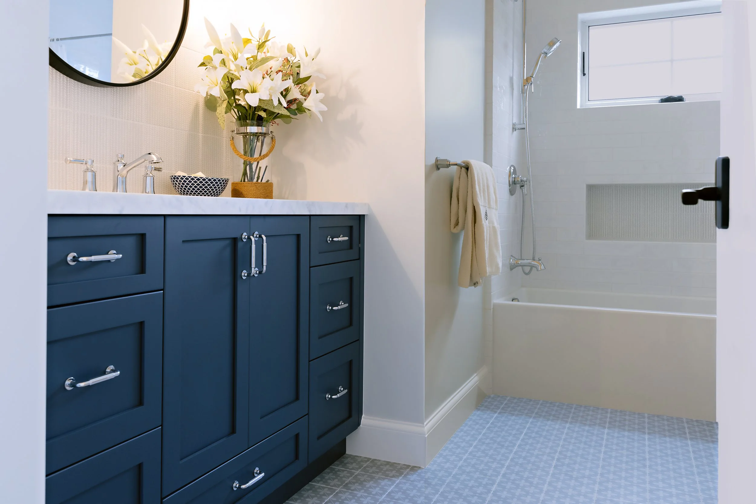 Designer_ Robin. Cabinets_ Sollera. Photographer_ Kathleen Harrison.jpg