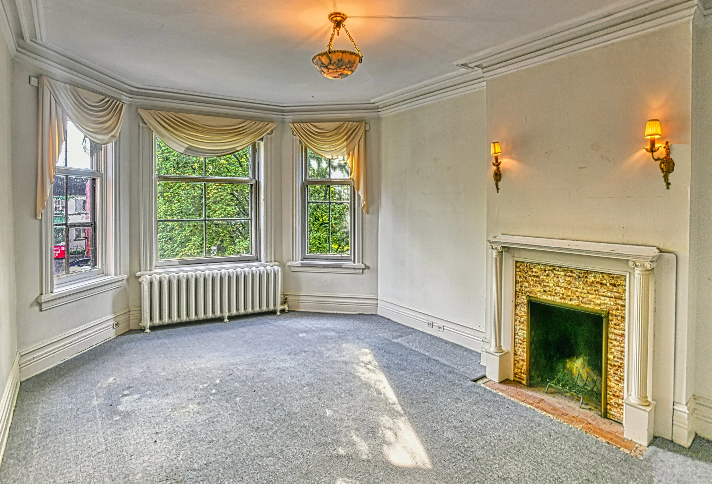 econd living room at ESPACE 320 before restoration in Sandy Hill, Ottawa.