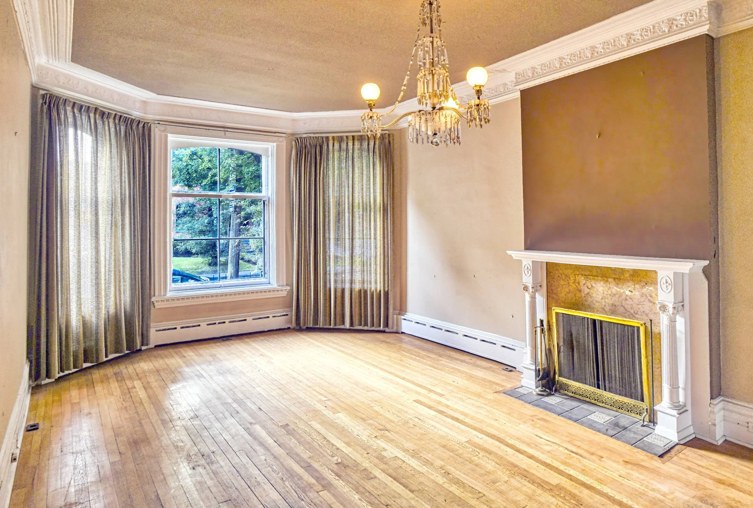 Living room at ESPACE 320 before restoration in Sandy Hill, Ottawa.