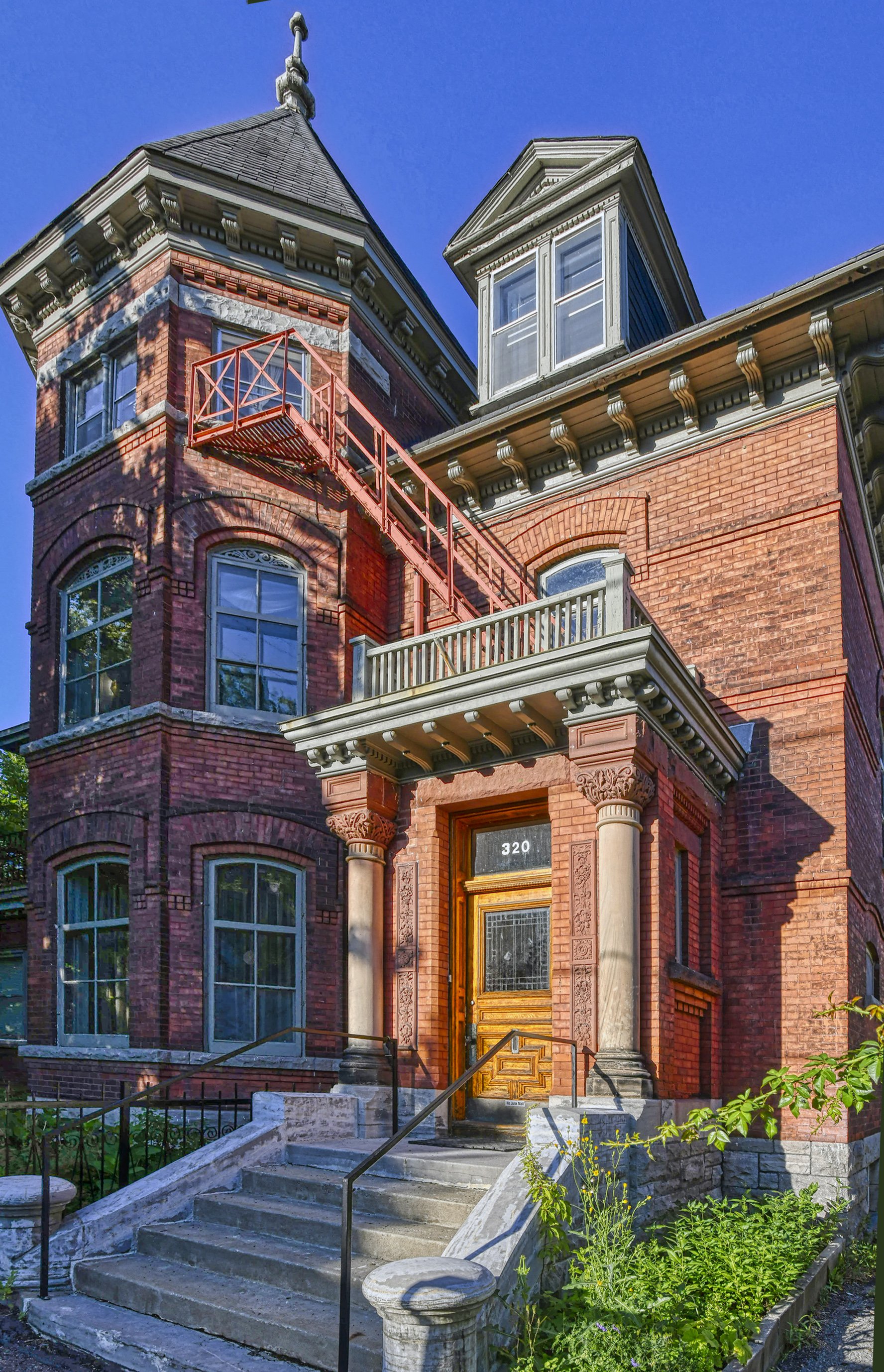 Front façade of the historic ESPACE 320 building on Chapel Street in Sandy Hill, Ottawa.