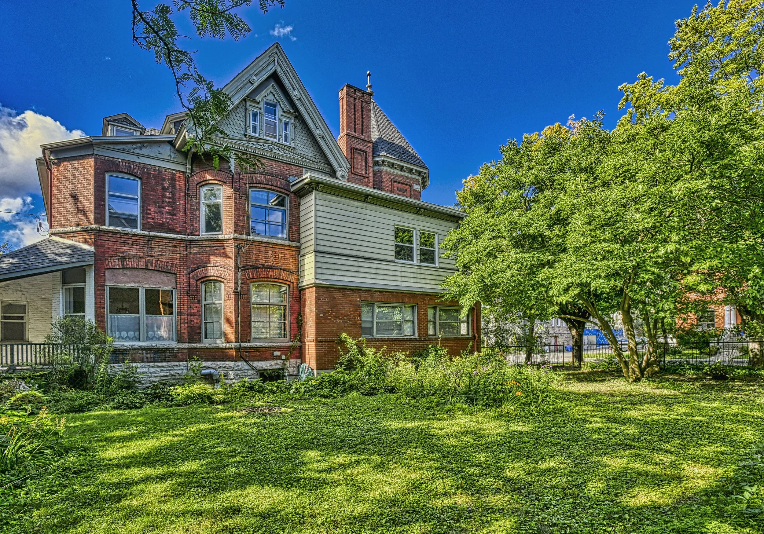ide view of the ESPACE 320 building and garden before restoration in Sandy Hill, Ottawa.