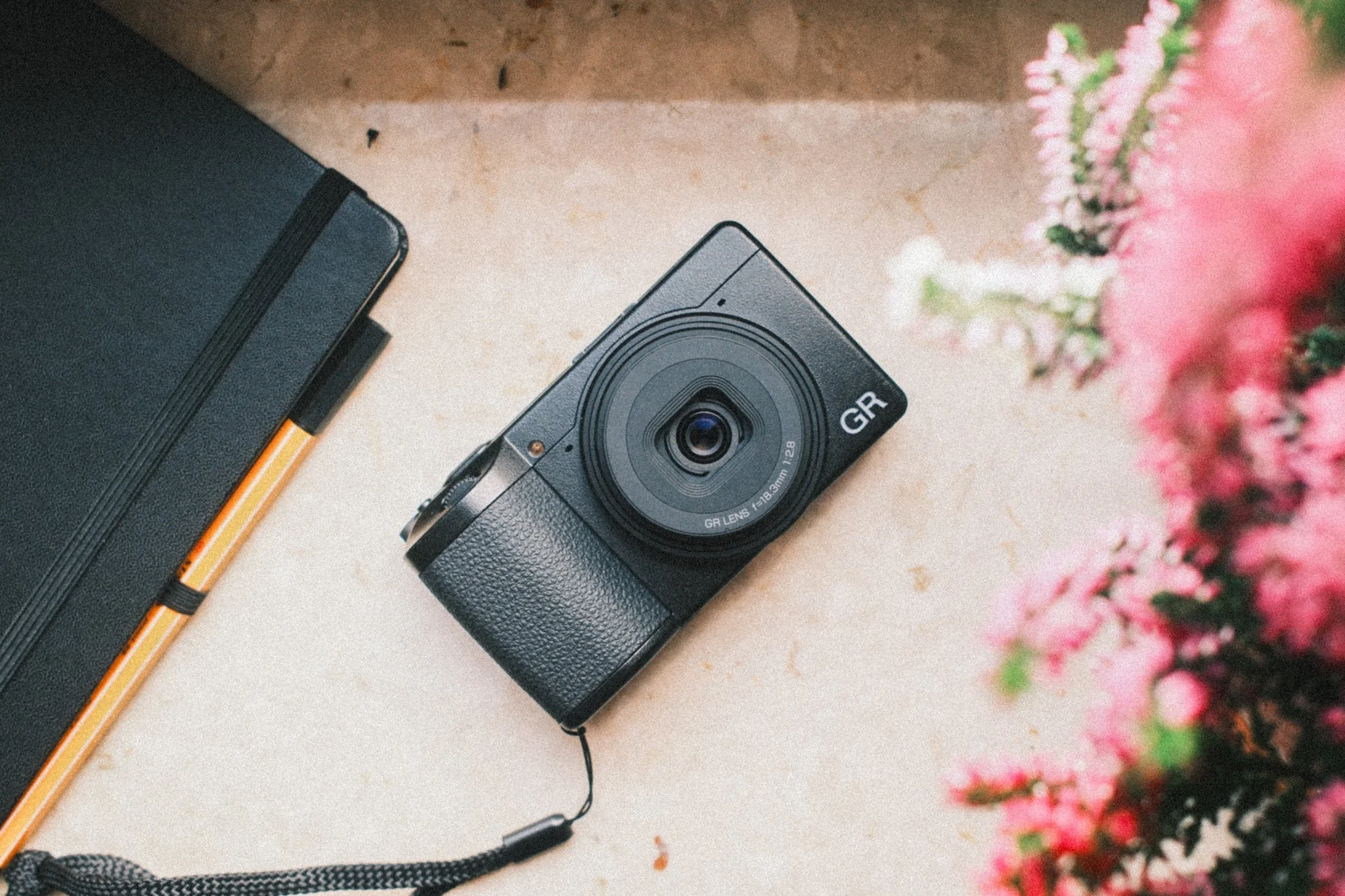 Ricoh GR IV mały aparat fotograficzny z matrycą APS-C