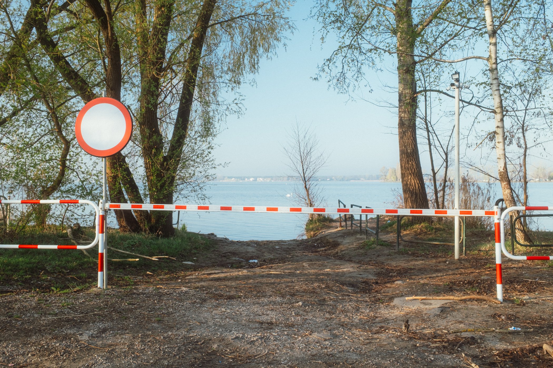 Fragment nabrzeża nad Zegrzem sfotografowany podczas porannego spaceru.