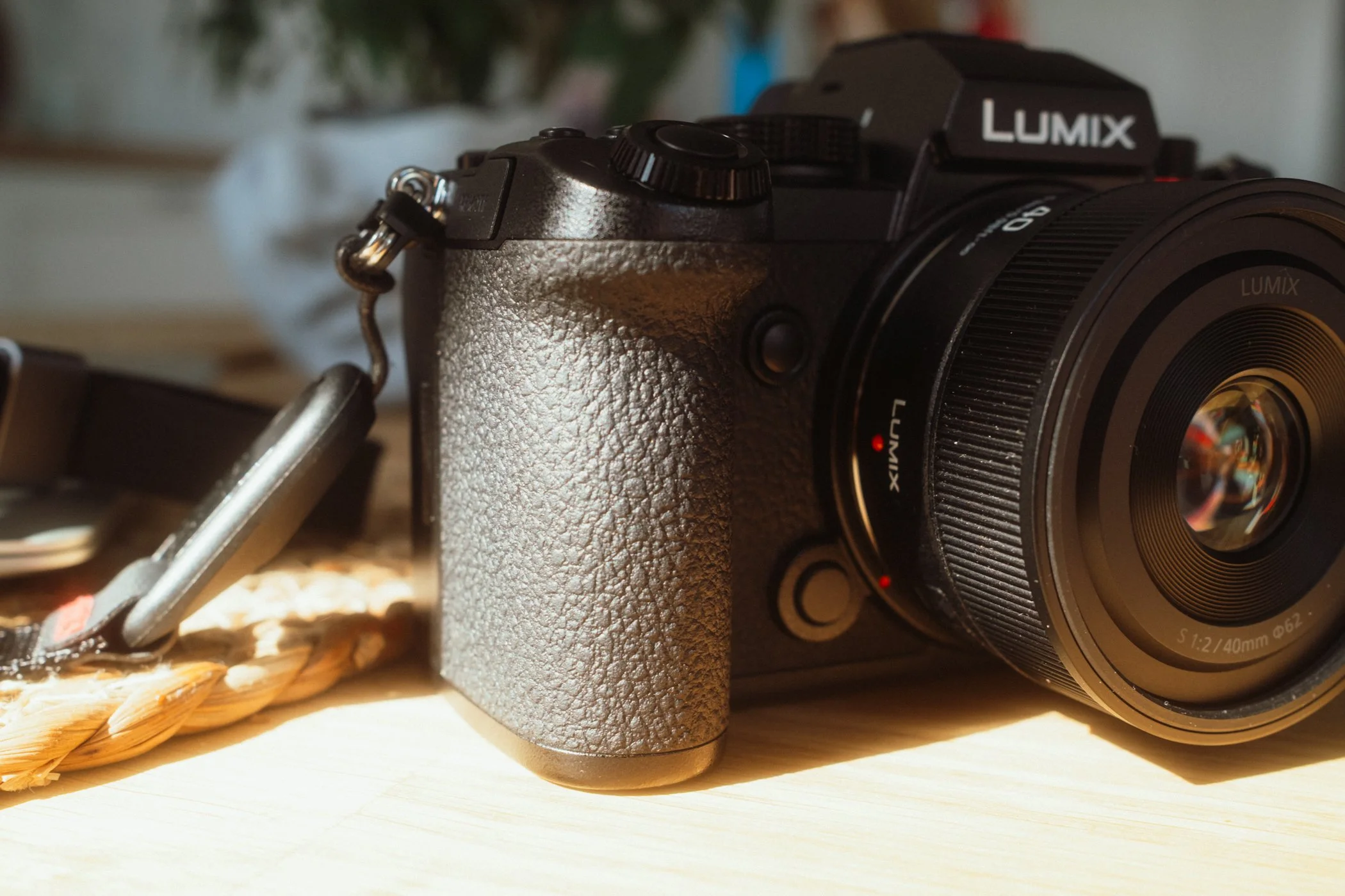 Korpus Panasonic Lumix S5D z obiektywem pokazujący solidną budowę aparatu.
