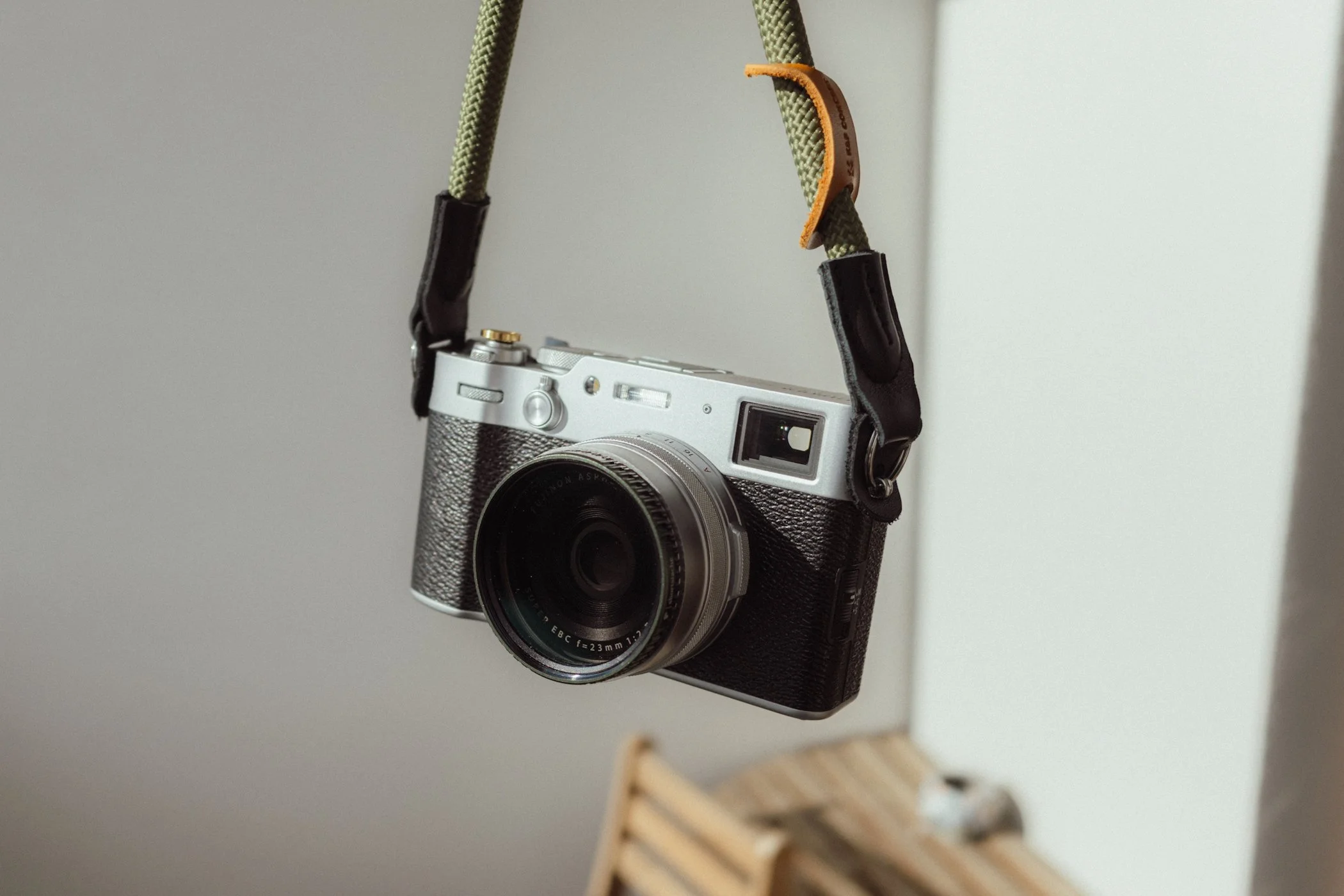 kompaktowy aparat fotograficzny używany podczas spaceru