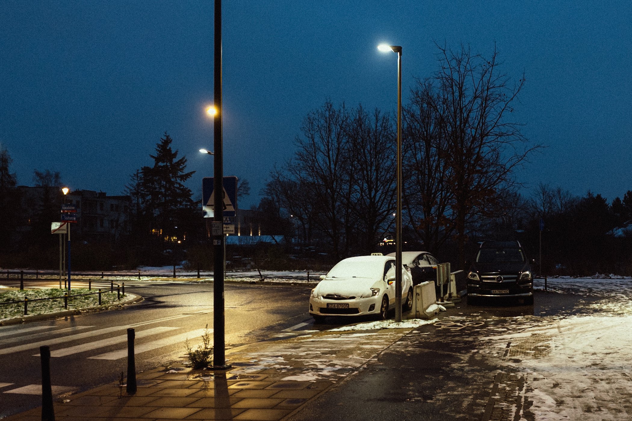 Zimowa fotografia miasta w ponurej, minimalistycznej estetyce