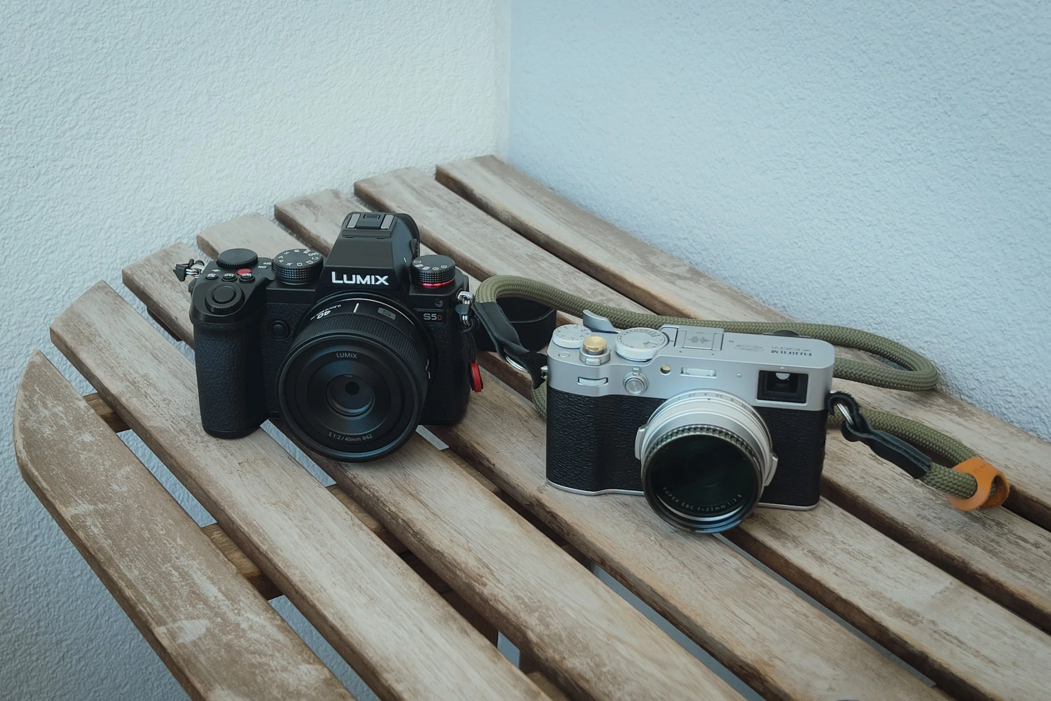 Fujifilm X100VI obok Panasonic Lumix S5D jako porównanie aparatu APS-C i pełnej klatki.