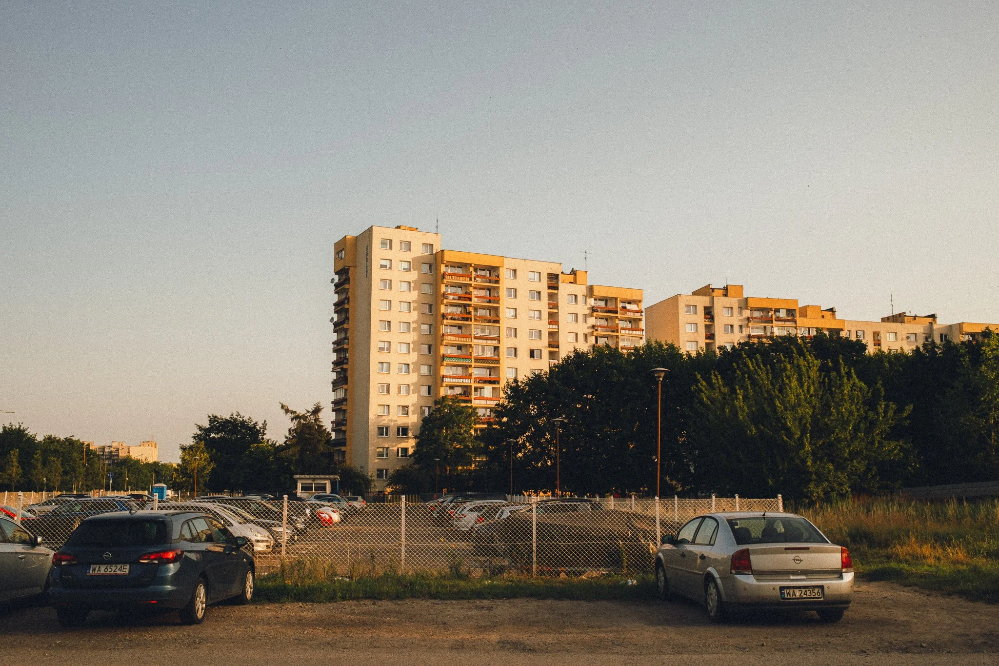 Pusta ulica w Warszawie sfotografowana o świcie aparatem Fujifilm X100VI