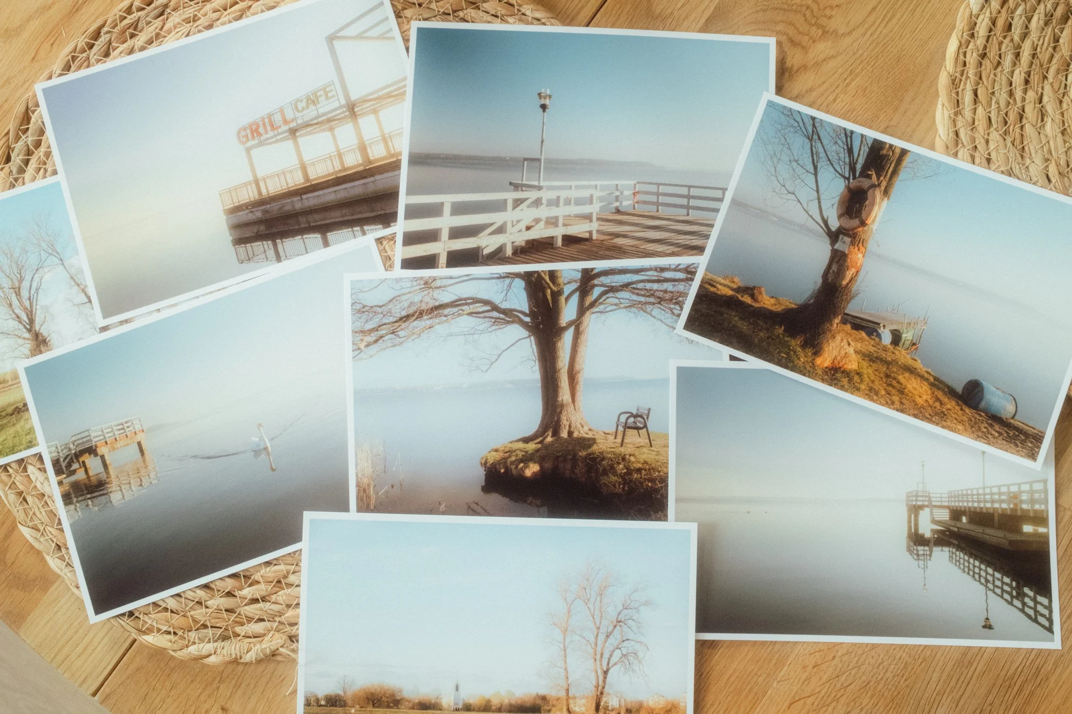 wydrukowane fotografie ułożone na stole