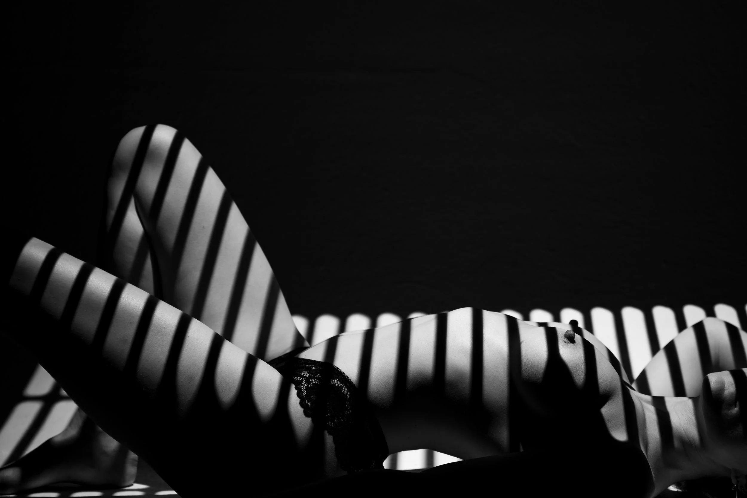 Diese Serie ist eine Studie über Licht und Form im kontrollierten Raum des Studios.

Reduktion bestimmt die Bildsprache.
Kontraste, Linien und Präsenz stehen im Mittelpunkt.

Die Arbeiten entstehen bewusst minimal – mit einem klar gesetzten Akzent, d