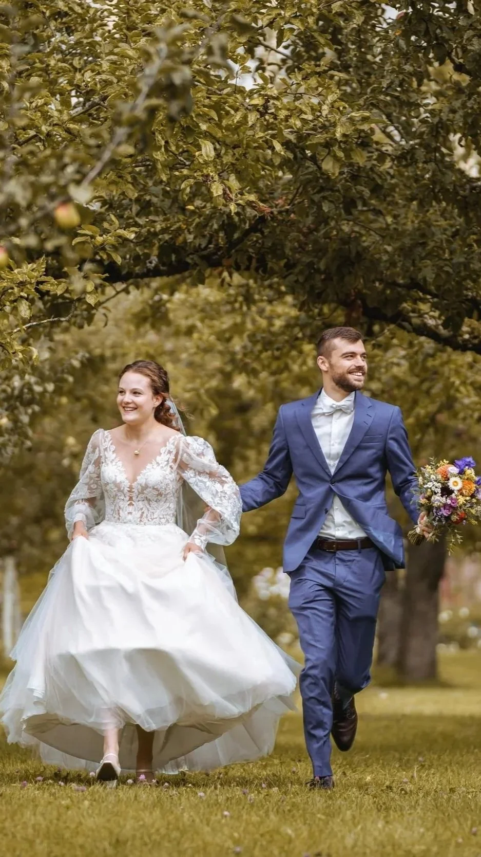 Brautpaar beim Pärchenfotoshooting im Dachauer Schlossgarten.
