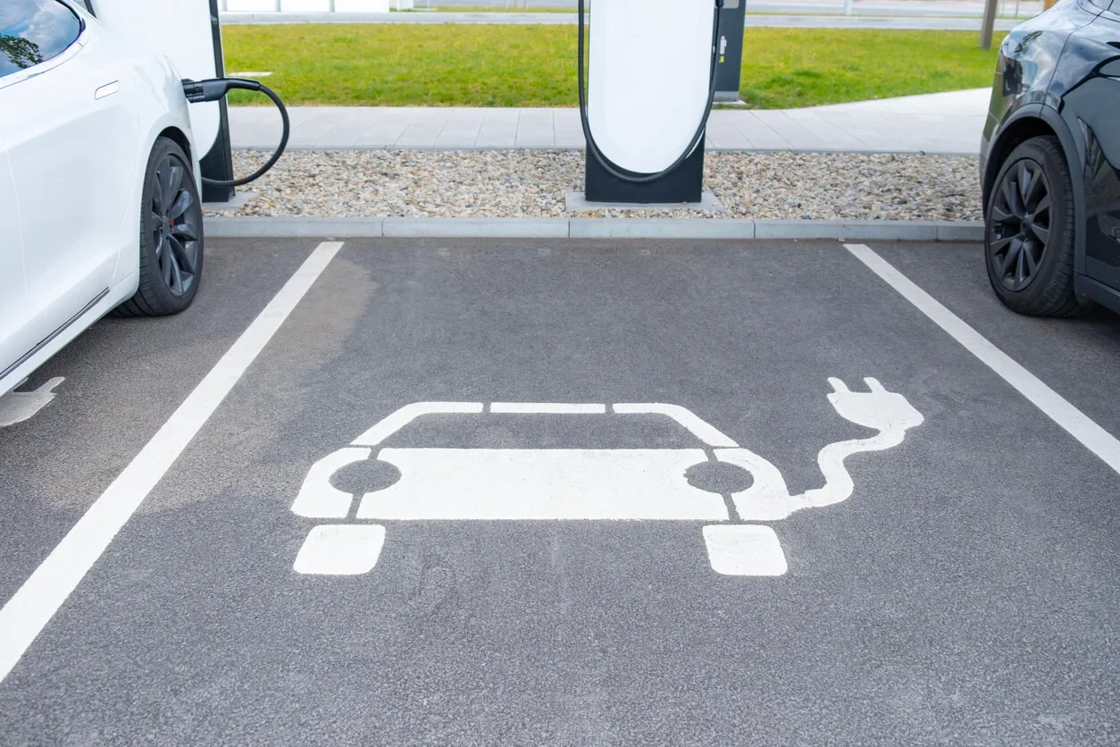 guide-commercial-public-ev-charging-infrastructure.webp
