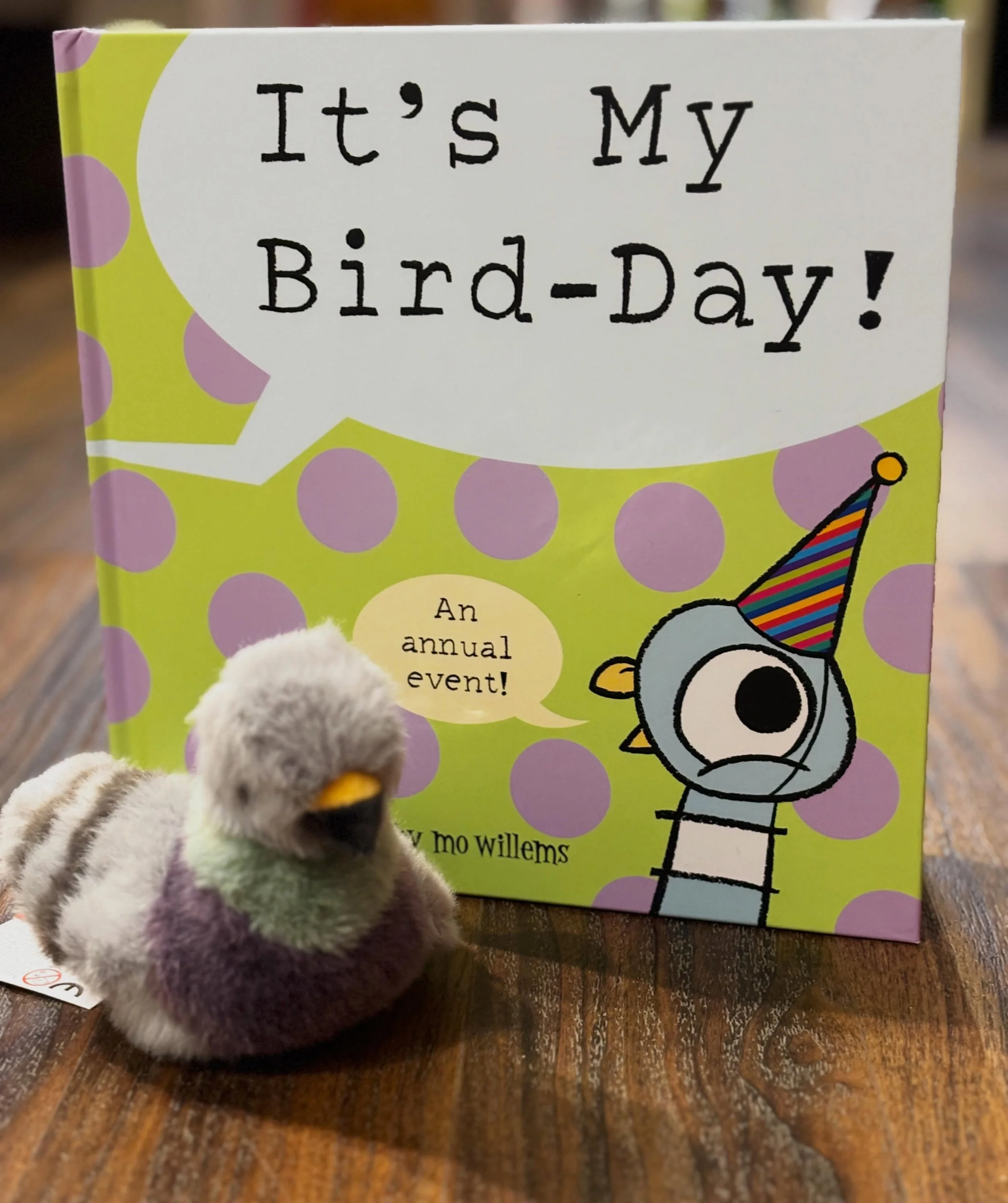 The CUTEST pigeon stuffie  and the BEST pigeon birthday book.  I love a good gift combo, and this one is 🤌📚🎁💚🐘

@douglastoys @mo.willems.workshop @hachettekids