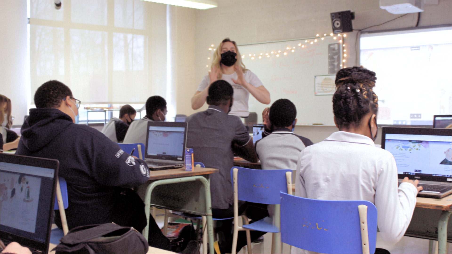 Photo d'une classe travaillant à l'ordinateur lors d'un atelier de Mel Jannard