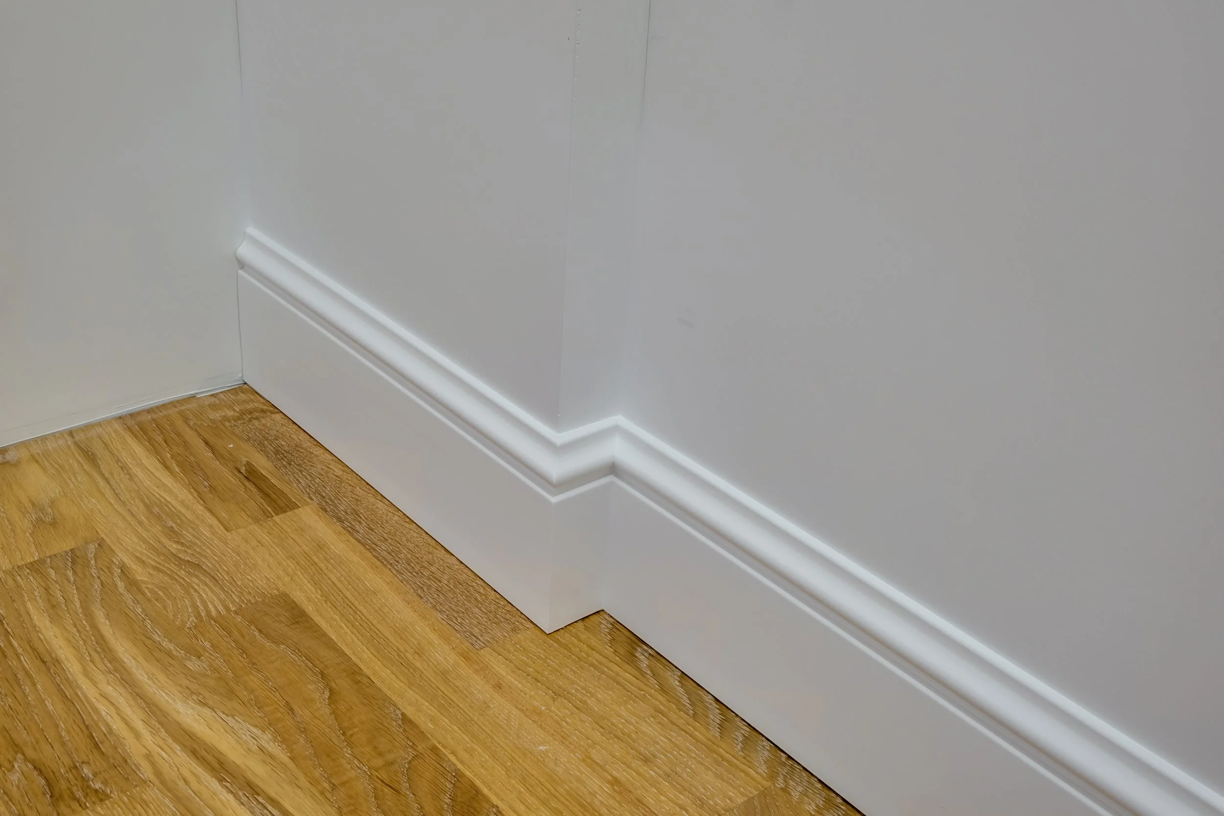 vecteezy_detail-of-corner-flooring-with-intricate-crown-molding-and_13442048.jpg