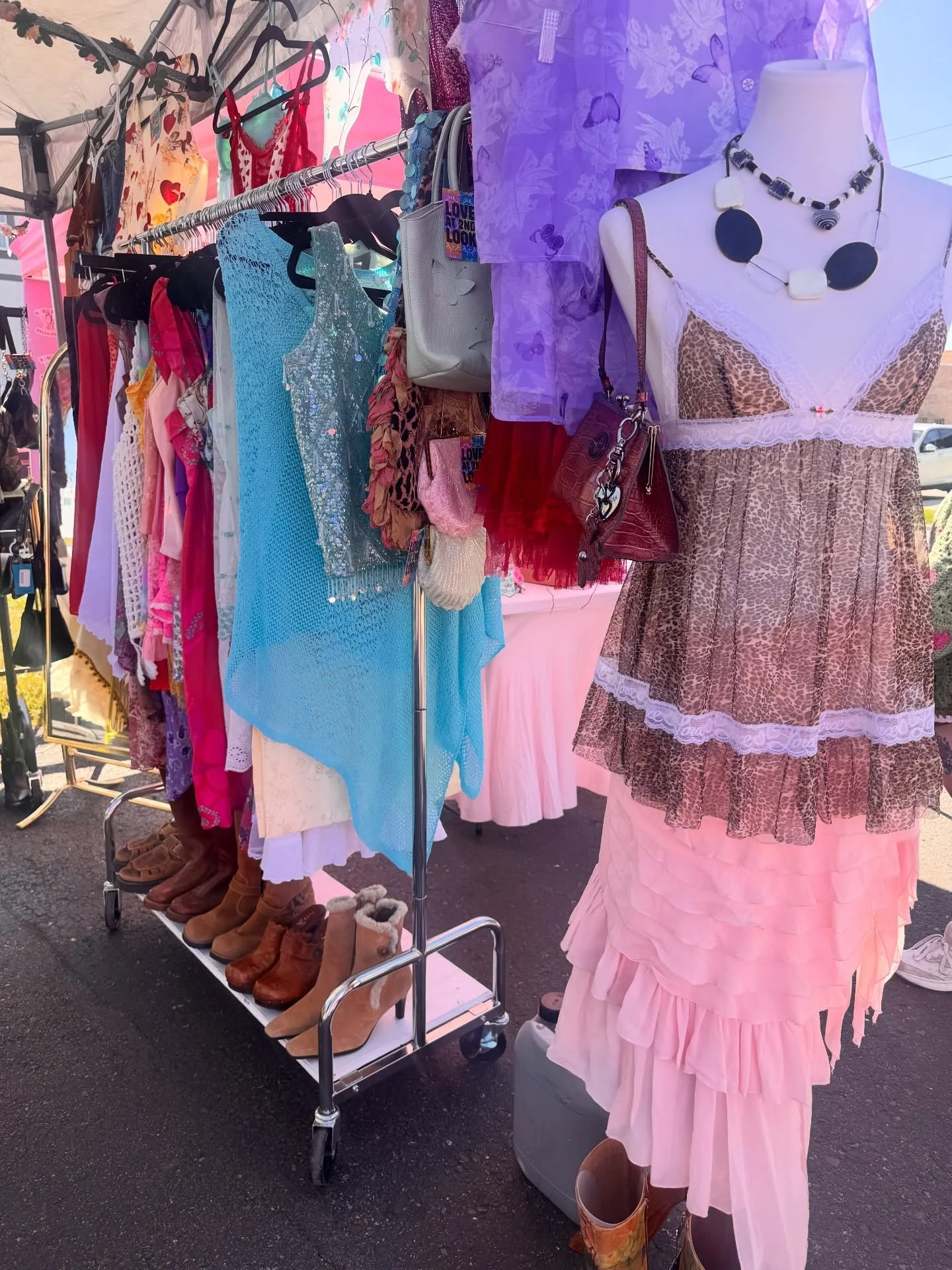 Our first outdoor market was everything ✨
Met some of the sweetest humans and y&rsquo;all really showed up dressed to impress.🧚🏽💫

@manicpixiedreammarketco 
@manicpixiedreammarket 
Thank you for hosting such a beautiful event🪩💞