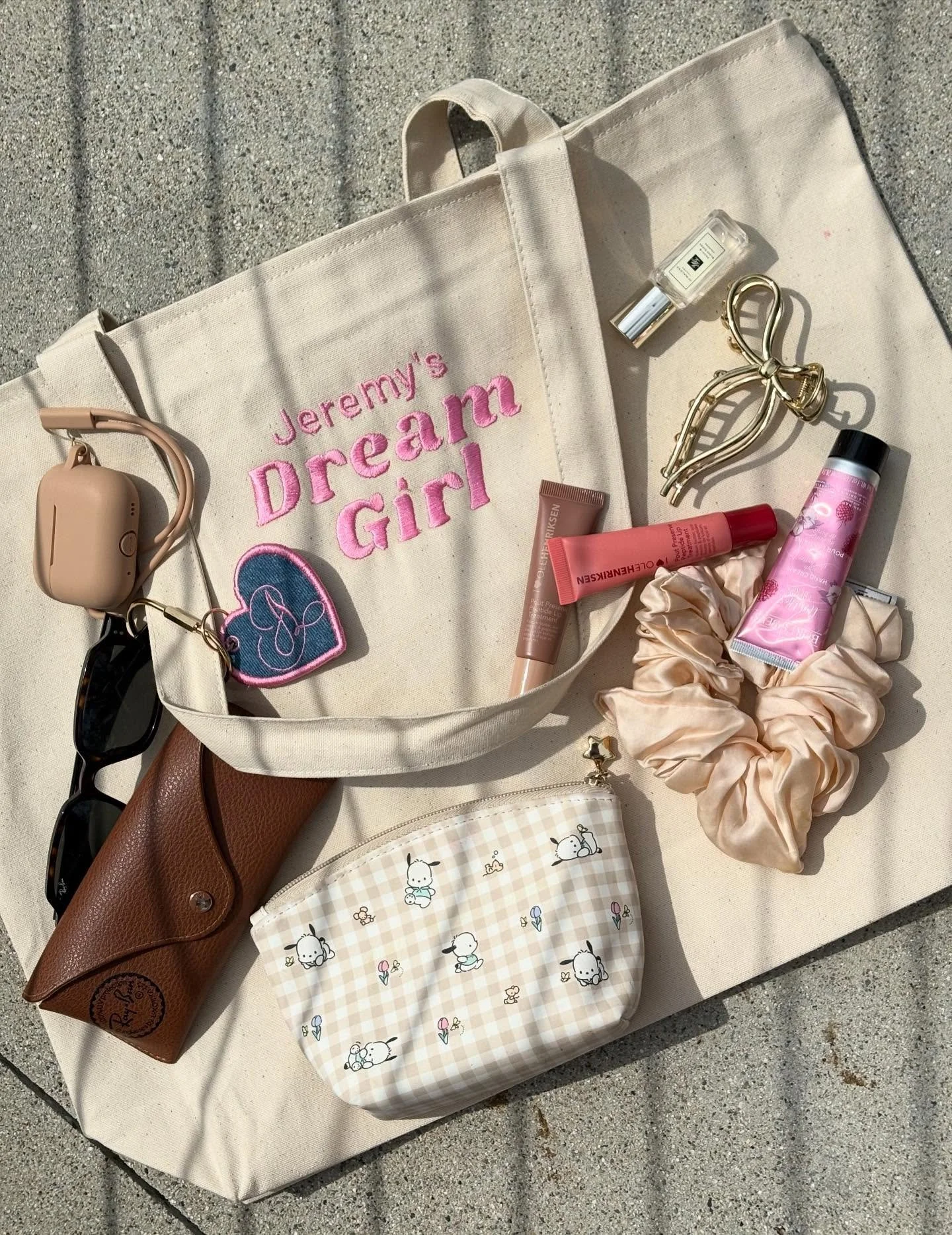 what&rsquo;s in my (dream girl tote) bag 🫧🎀💋

or more like - what&rsquo;s in @analaughrun&rsquo;s bag (although if i were to dump out mine, the contents would be scary similar 🤭)

essentials for me include a lippie, lotion, &amp; hand sani - anyo