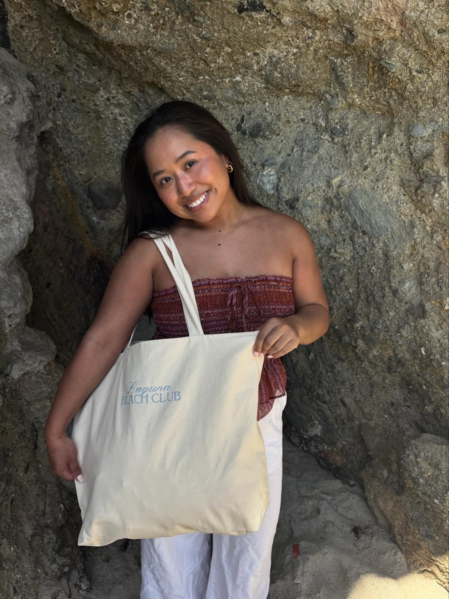 🚨 new tote alert: summer getaway edition 🏝️

laguna beach has been our go-to vacation spot for the last three years. little did i know it would become even more special (where we got engaged!) when i made these samples for our trip this year 🥹

cu