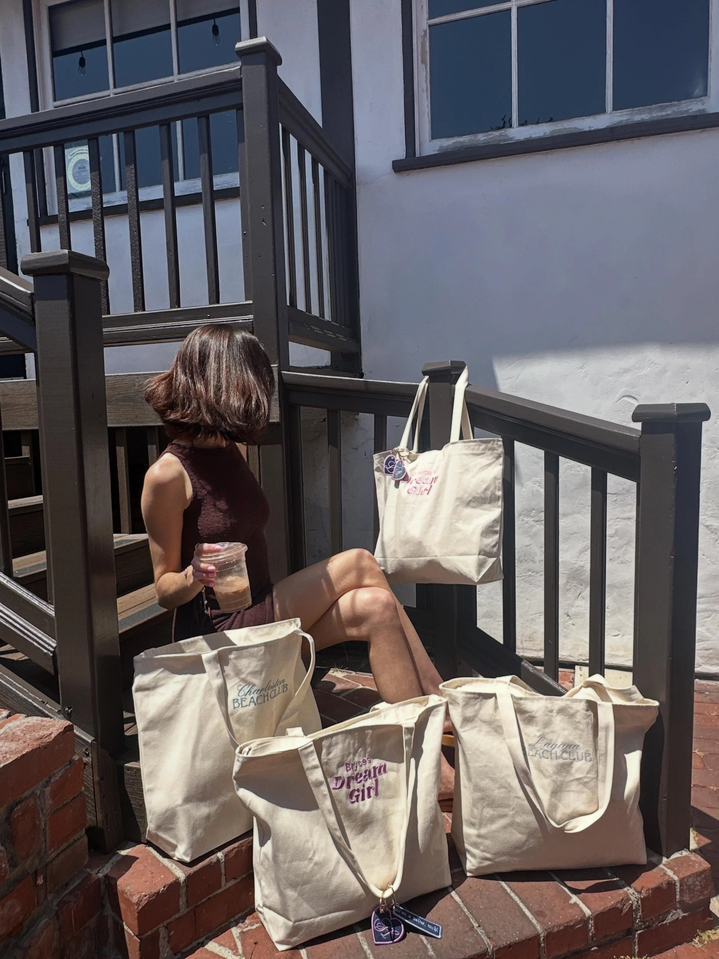 just a girl &amp; her essentials 💅🏽

#bagcharms #customtotebag #beachbag #travelessentials #customgifting