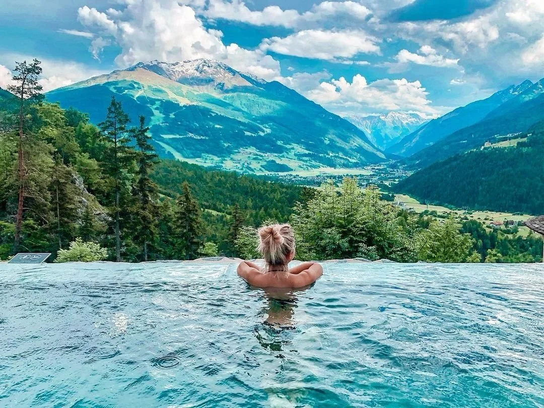 Hike through the Alps.
End the day in thermal waters.
This is Valtellina.